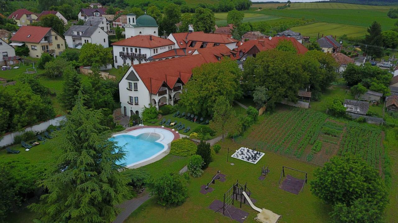 Hasik Hotel Magyarpolány Екстериор снимка